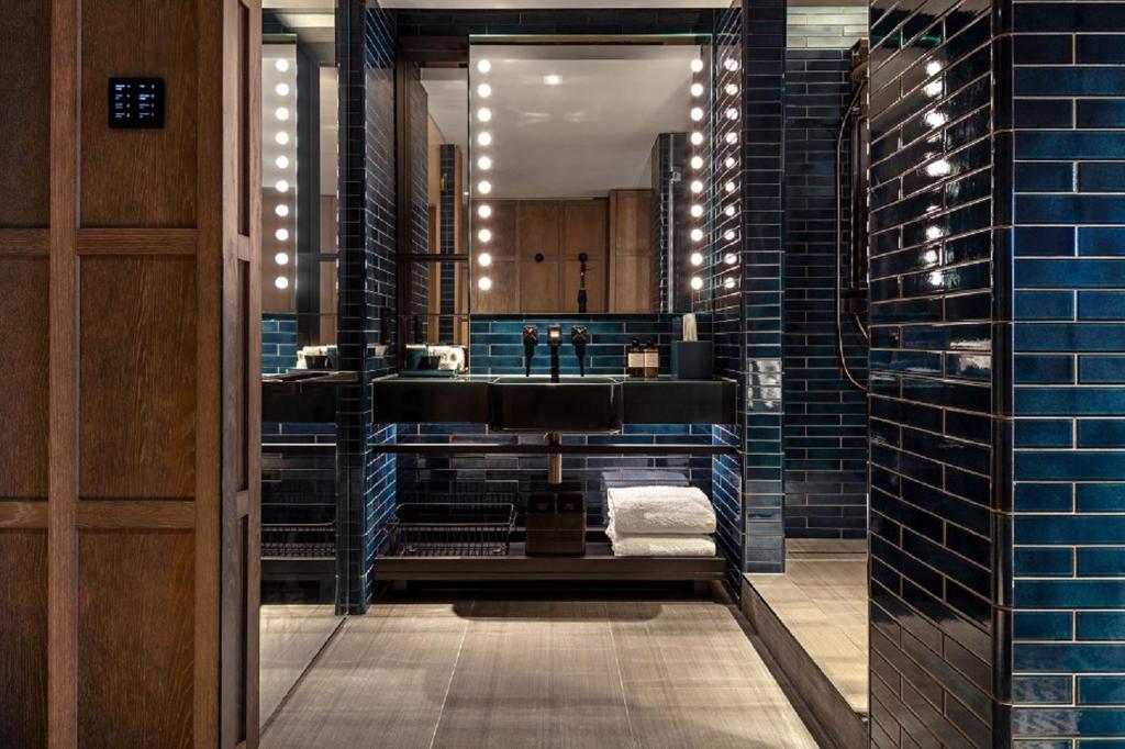 The Londoner room