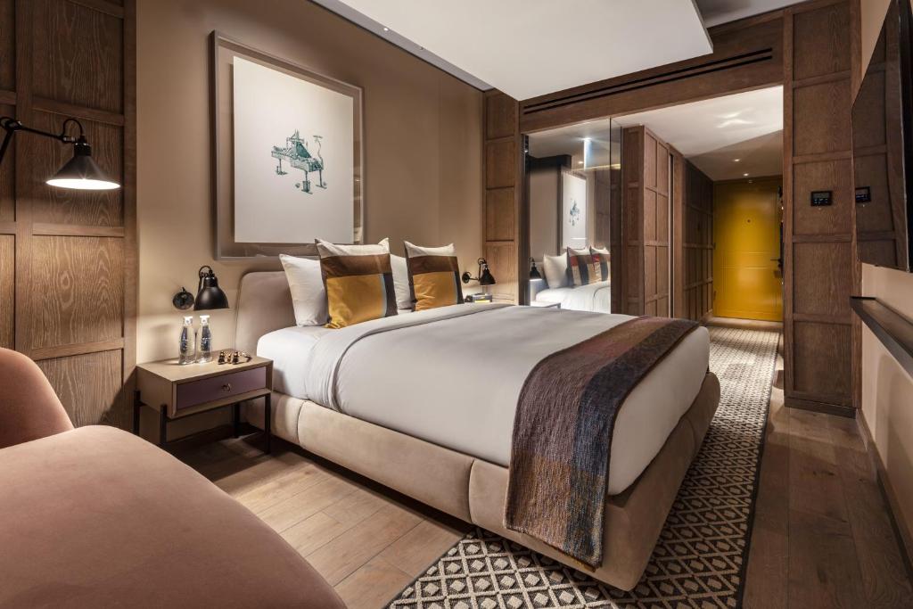 Deluxe King Room with Exclusive Access