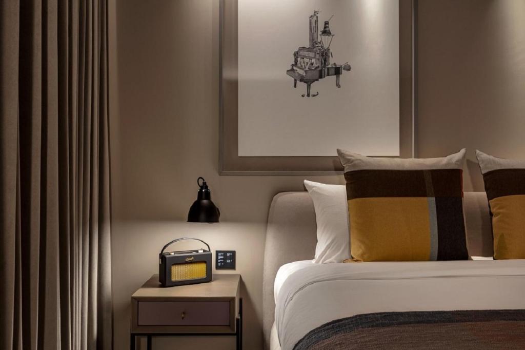 The Londoner room