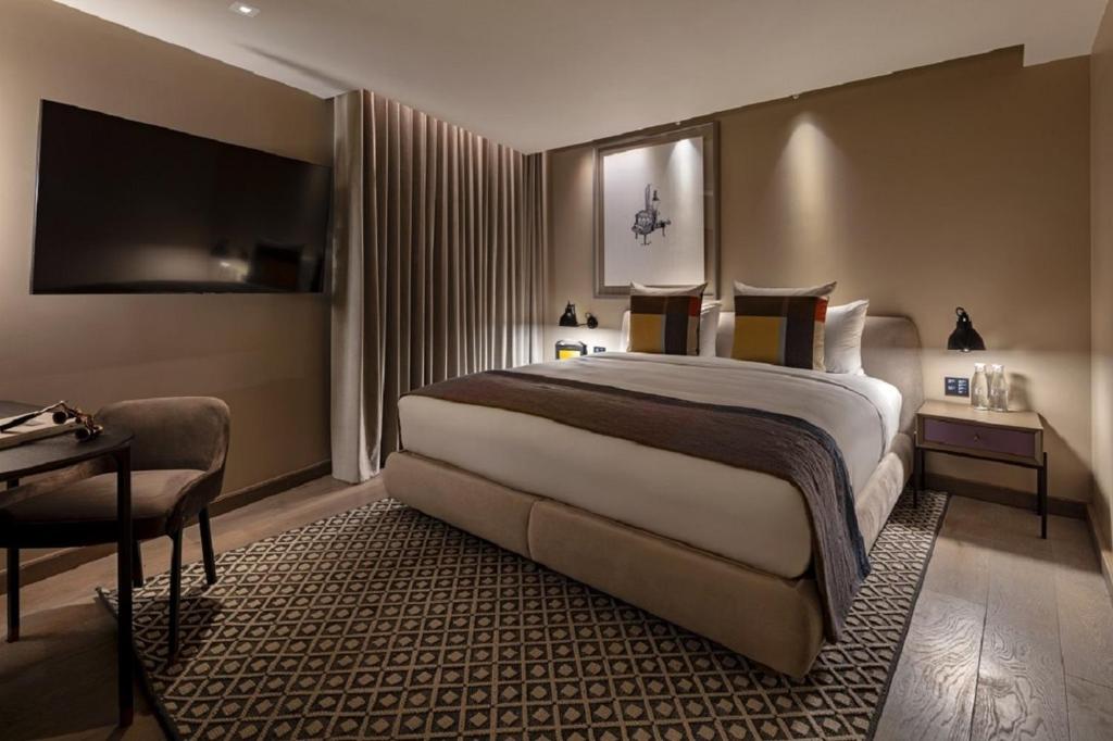 The Londoner room