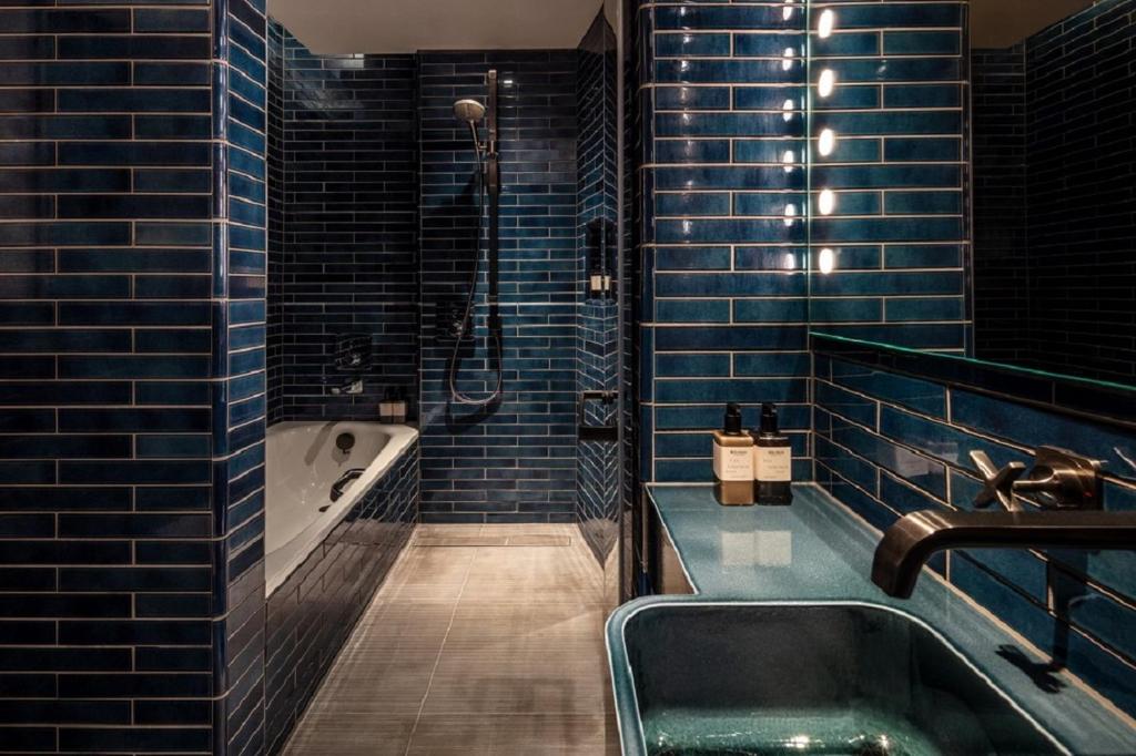The Londoner room