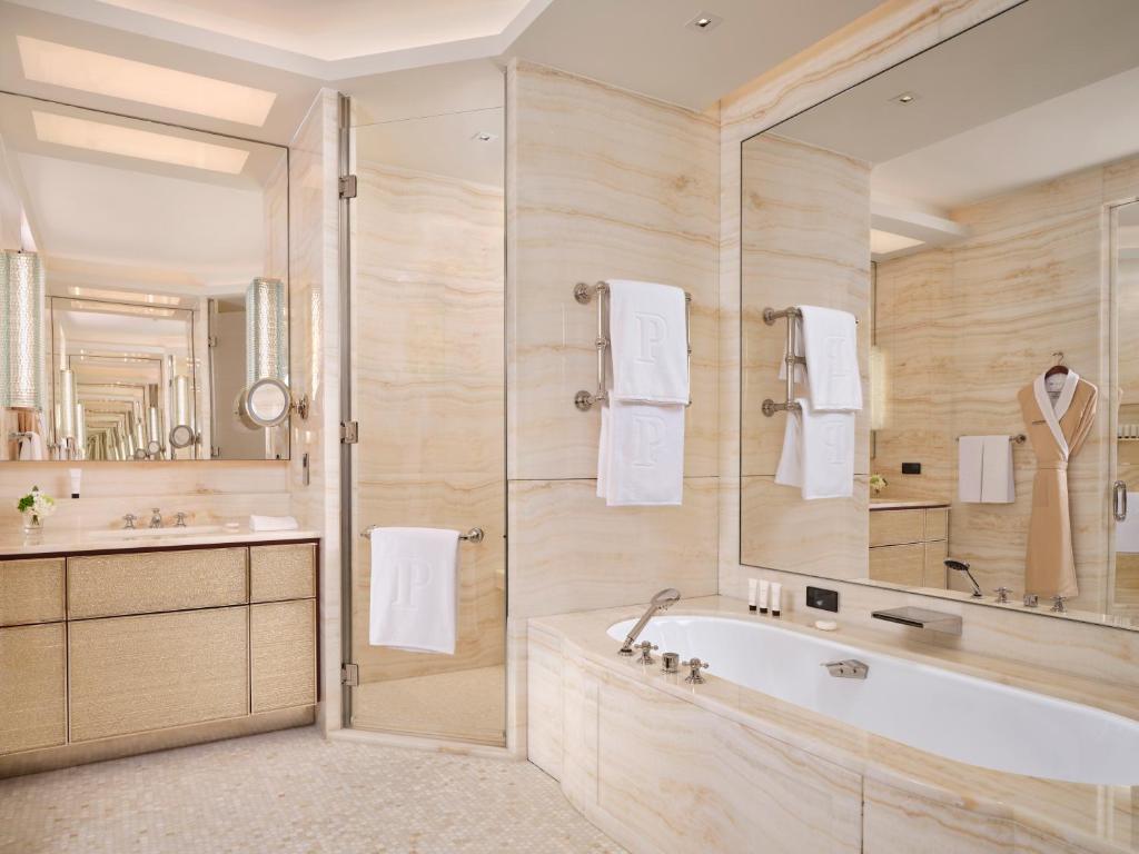 The Peninsula London room