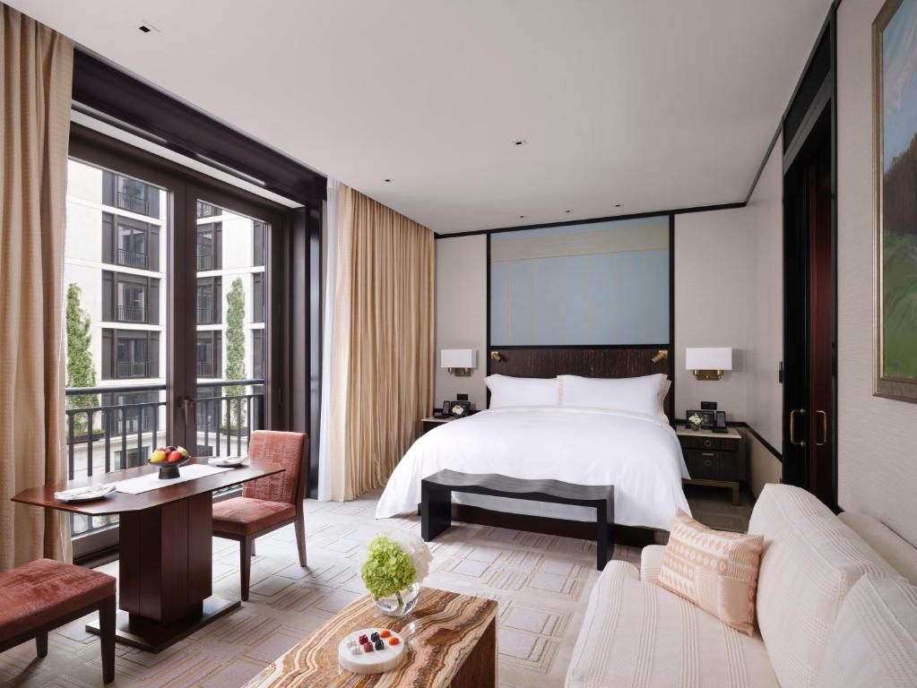 The Peninsula London room