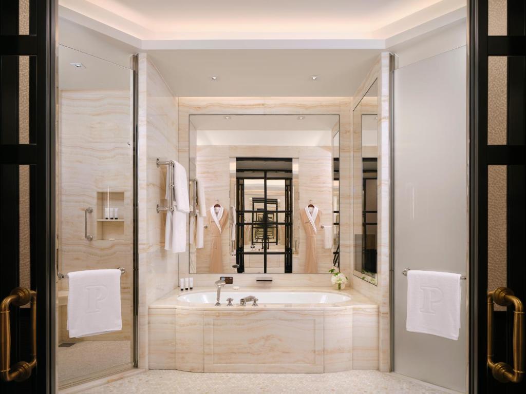 The Peninsula London room