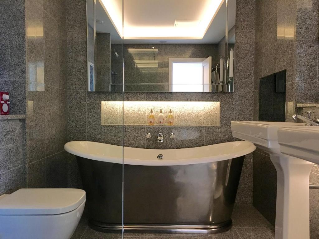 Deluxe Penthouse Suite