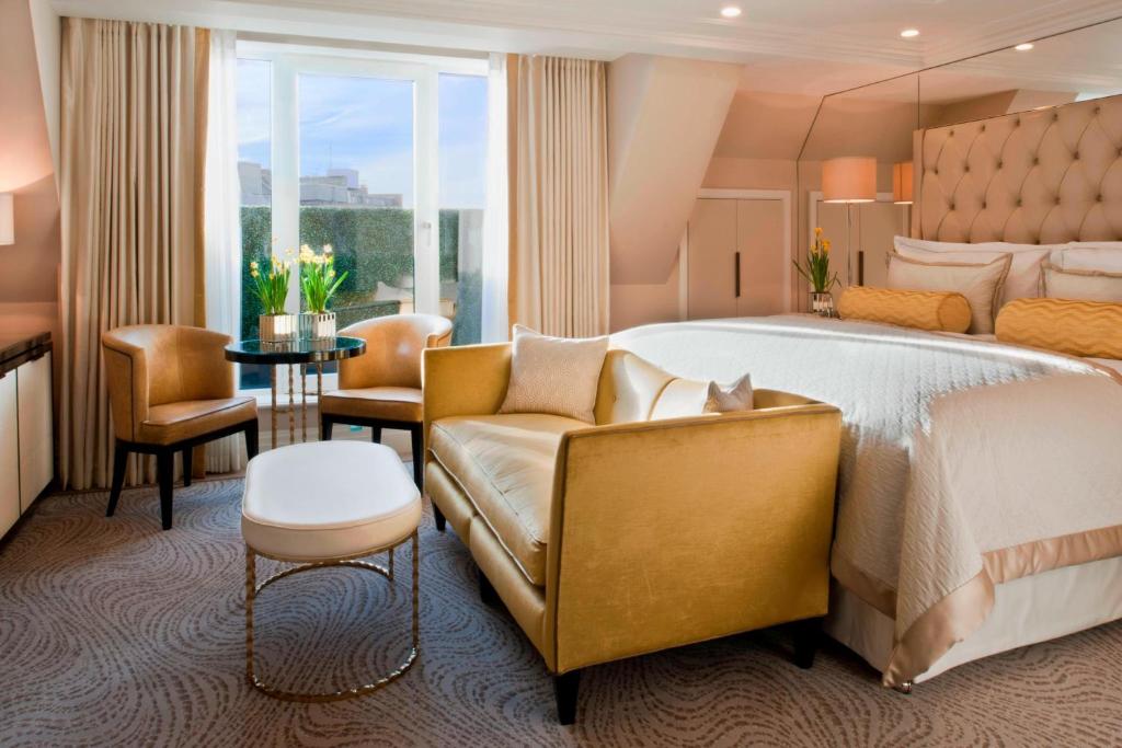 Executive Room, Larger Guest room, 1 King