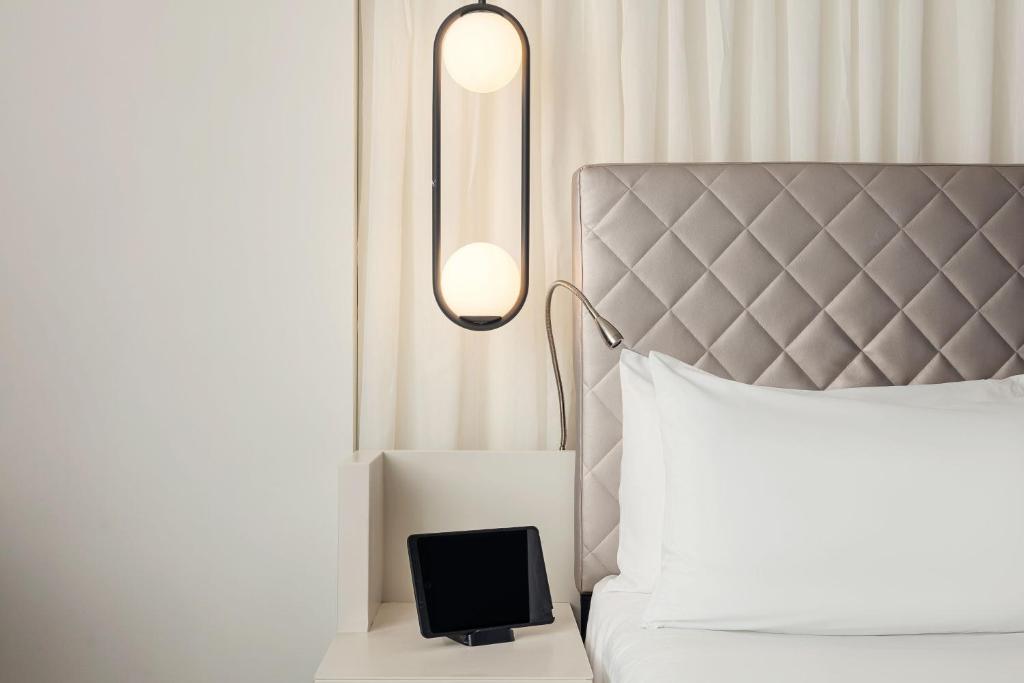 W London room