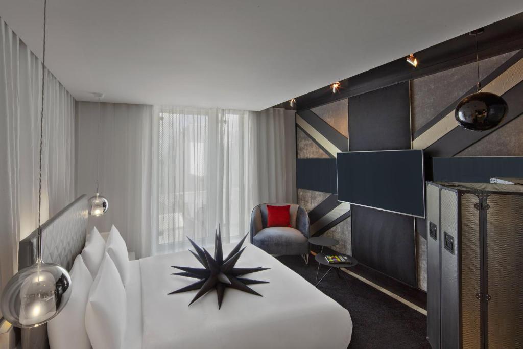 W London room