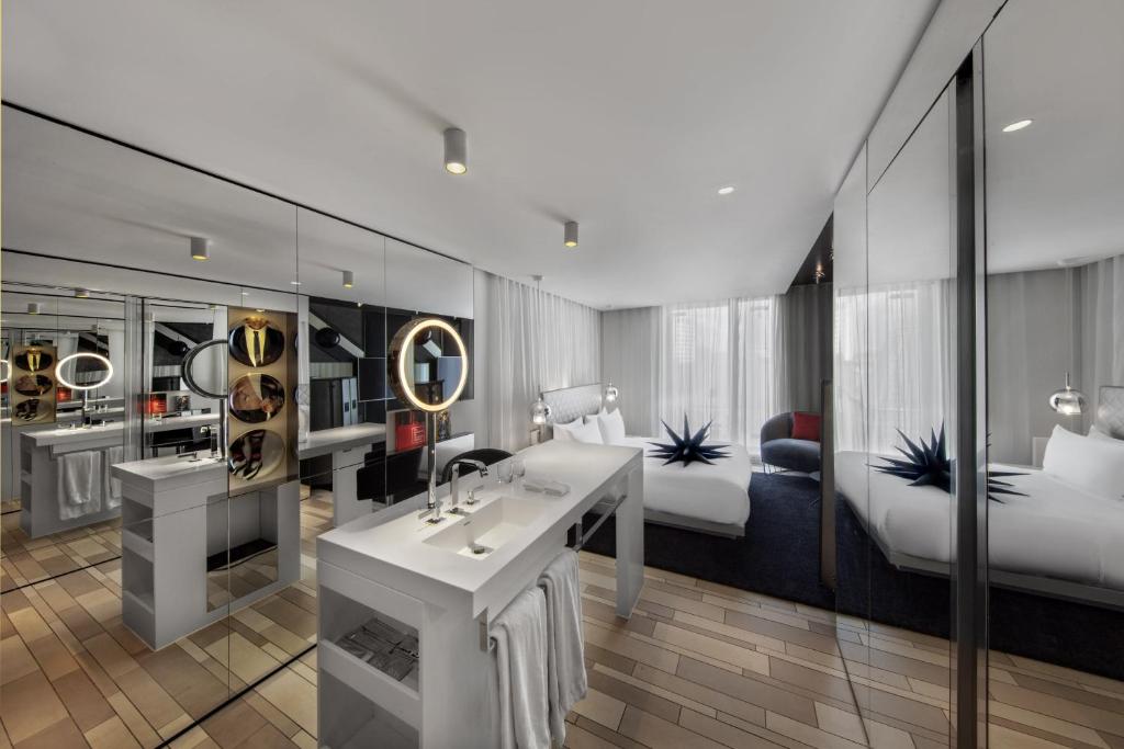 W London room