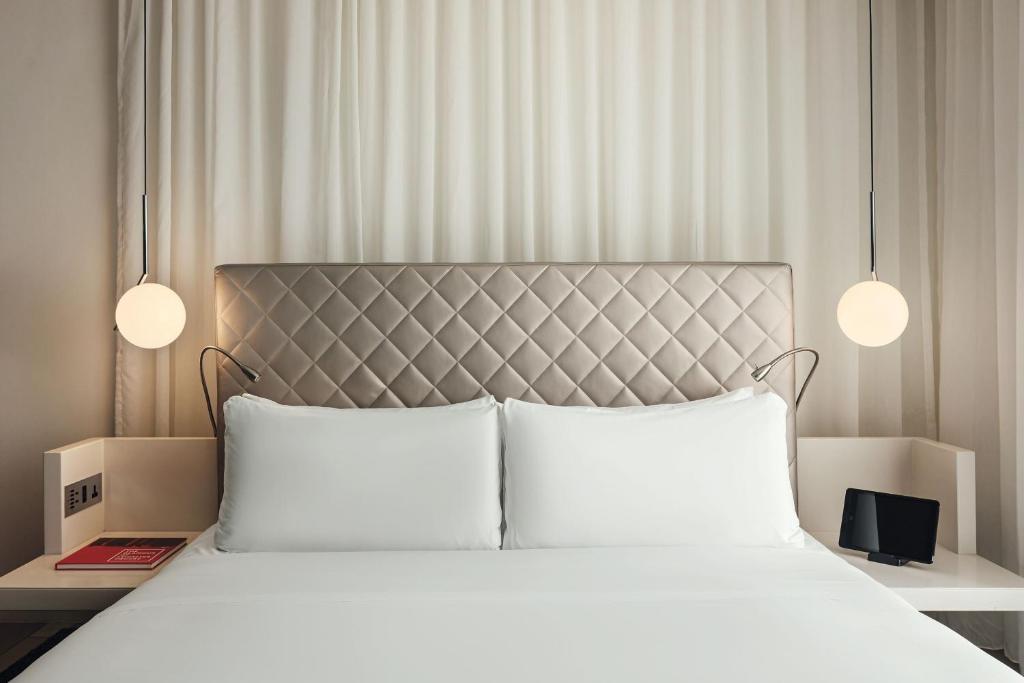W London room